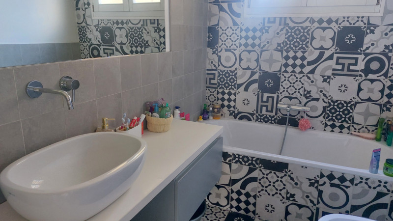 Appartamento luminoso, con giardino privato di 130 mq, comodo al centro di Padova su stabile di s...