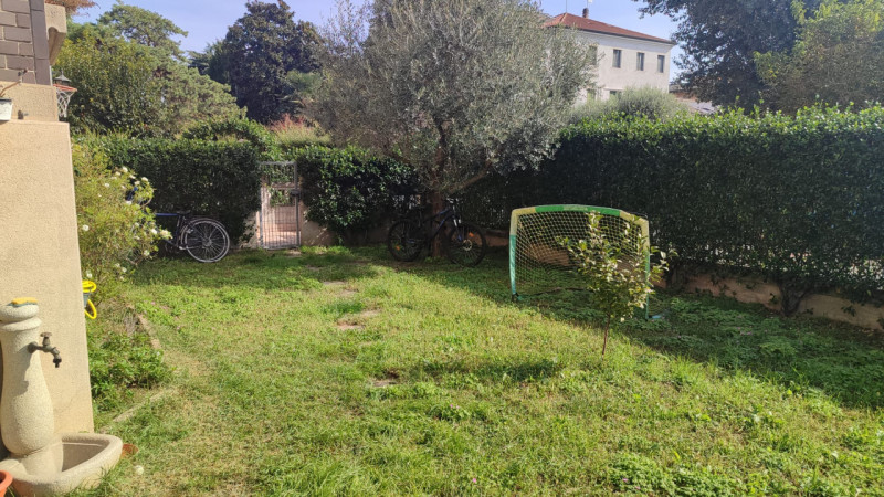 Appartamento luminoso, con giardino privato di 130 mq, comodo al centro di Padova su stabile di s...