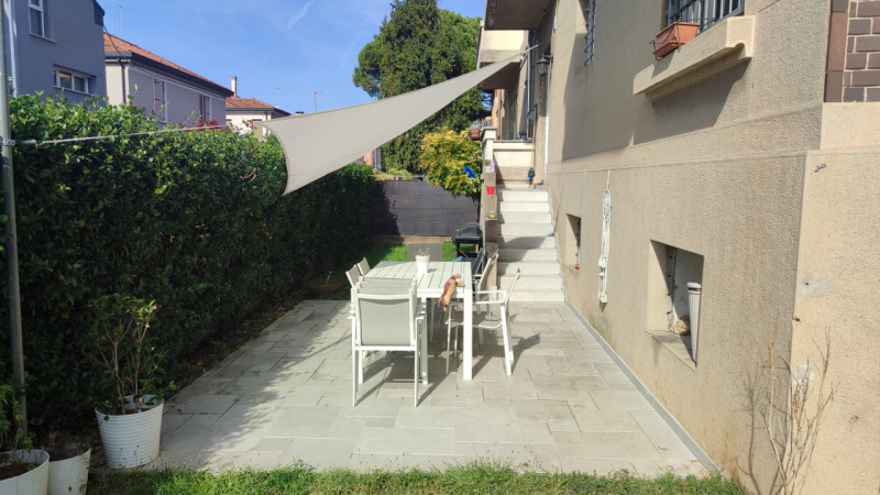 Appartamento luminoso, con giardino privato di 130 mq, comodo al centro di Padova su stabile di s...