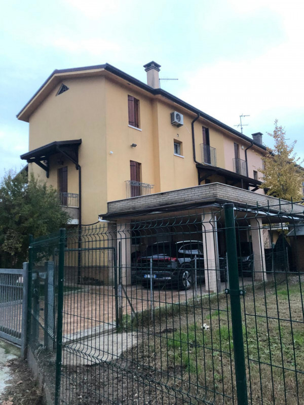 A Padova, nella tranquilla e ricercata zona di Salboro-Pozzoveggiani, proponiamo in vendita una s...