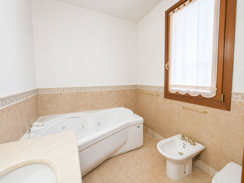 A Padova, nella tranquilla e ricercata zona di Salboro-Pozzoveggiani, proponiamo in vendita una s...