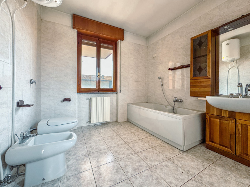 Semi-detached villa for sale in Mandello Vitta, with garden