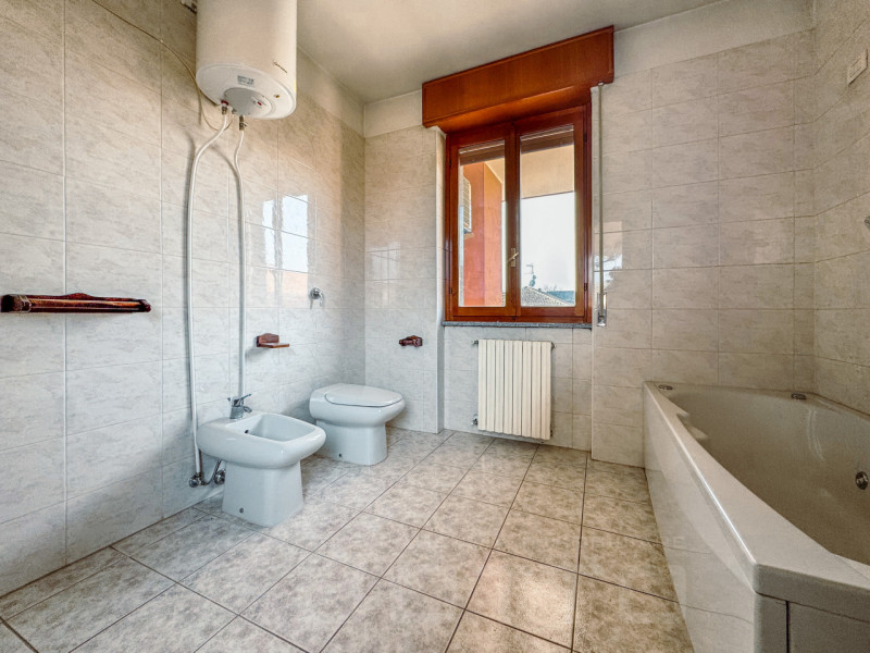 Semi-detached villa for sale in Mandello Vitta, with garden