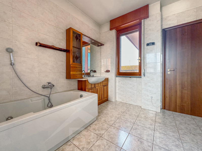 Semi-detached villa for sale in Mandello Vitta, with garden