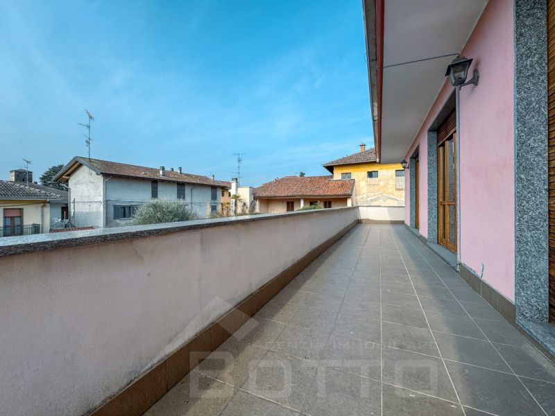 Semi-detached villa for sale in Mandello Vitta, with garden