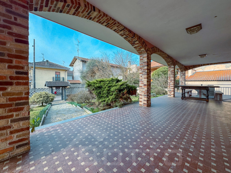 Semi-detached villa for sale in Mandello Vitta, with garden