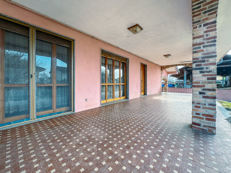 Semi-detached villa for sale in Mandello Vitta, with garden