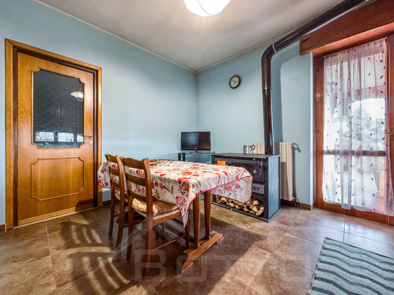 Semi-detached villa for sale in Mandello Vitta, with garden