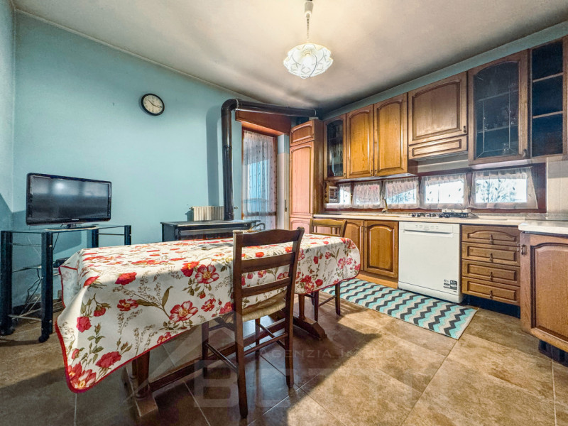 Semi-detached villa for sale in Mandello Vitta, with garden