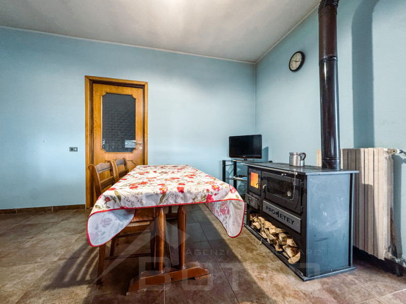 Semi-detached villa for sale in Mandello Vitta, with garden