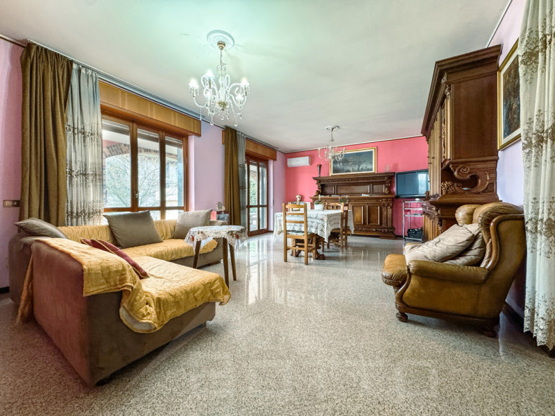 Semi-detached villa for sale in Mandello Vitta, with garden