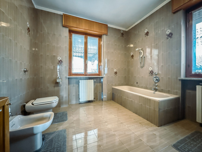 Semi-detached villa for sale in Mandello Vitta, with garden