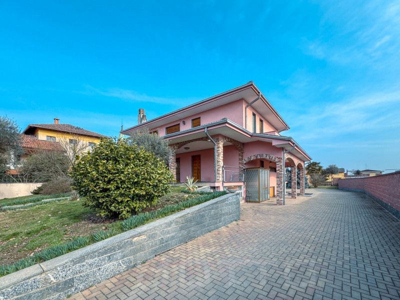 Semi-detached villa for sale in Mandello Vitta, with garden