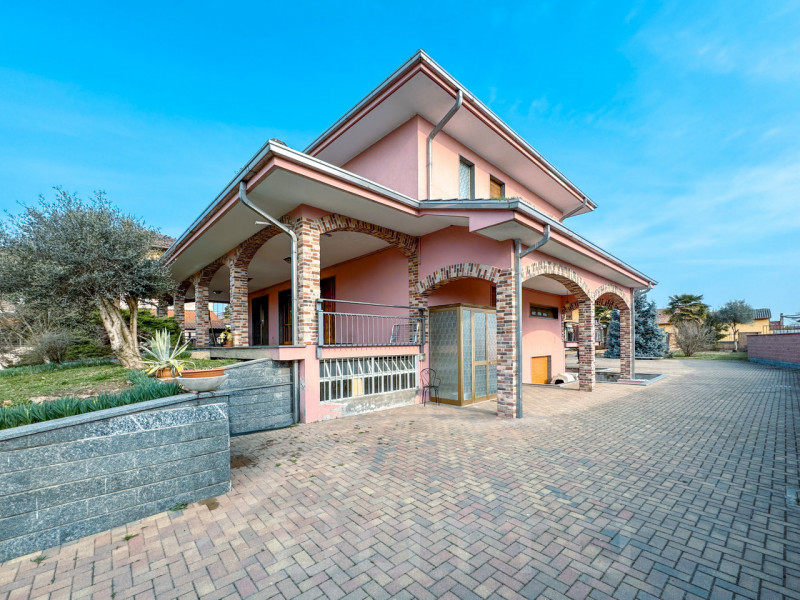 Semi-detached villa for sale in Mandello Vitta, with garden