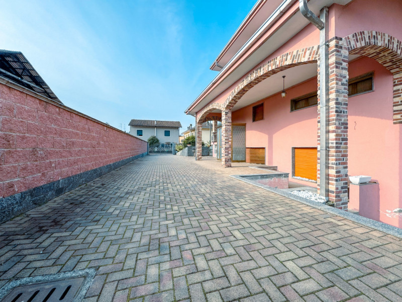 Semi-detached villa for sale in Mandello Vitta, with garden