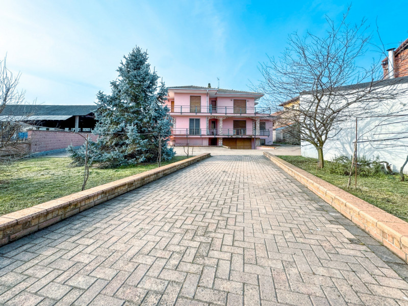 Semi-detached villa for sale in Mandello Vitta, with garden