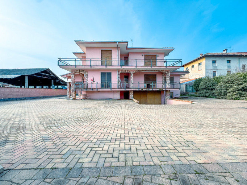 Semi-detached villa for sale in Mandello Vitta, with garden