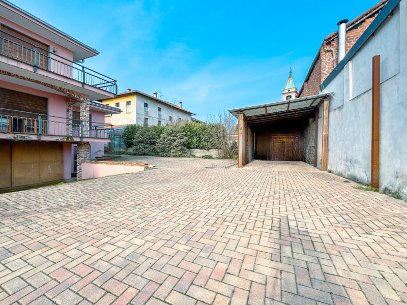 Semi-detached villa for sale in Mandello Vitta, with garden