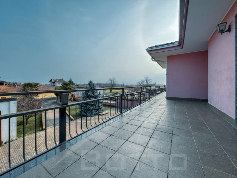 Semi-detached villa for sale in Mandello Vitta, with garden