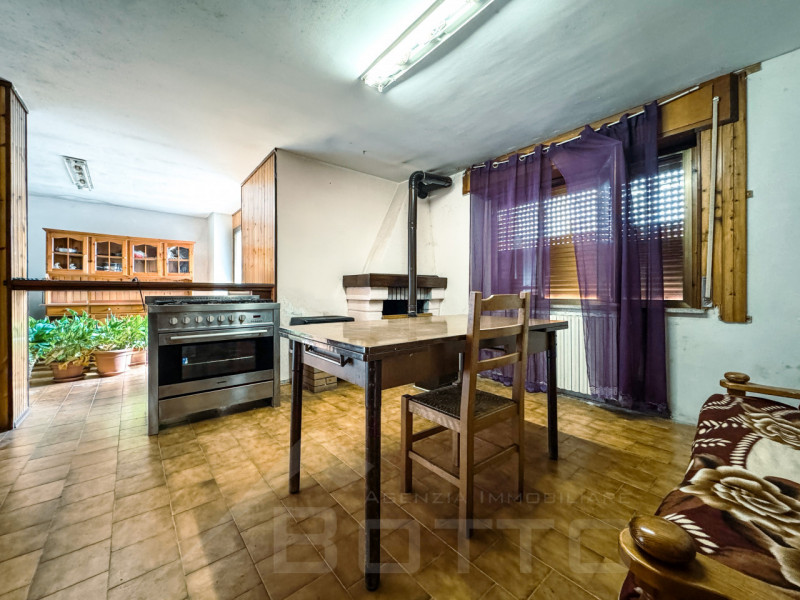 Semi-detached villa for sale in Mandello Vitta, with garden