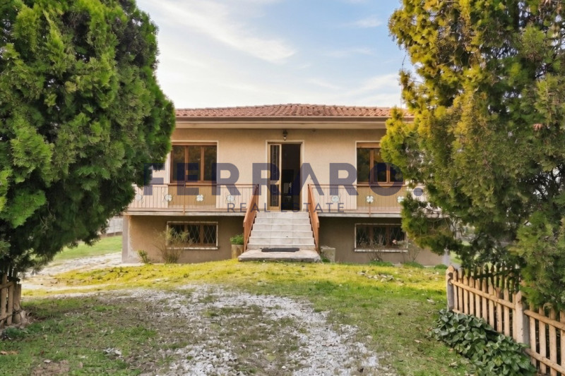 Povegliano. Codice CV20. 

In posizione tranquilla e immersa nel verde, proponiamo in vendita vil...