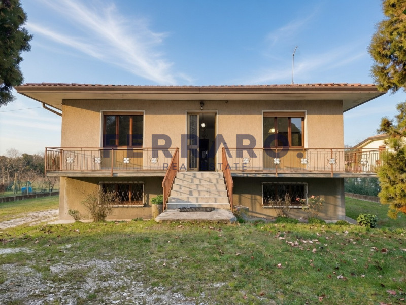 Povegliano. Codice CV20. 

In posizione tranquilla e immersa nel verde, proponiamo in vendita vil...