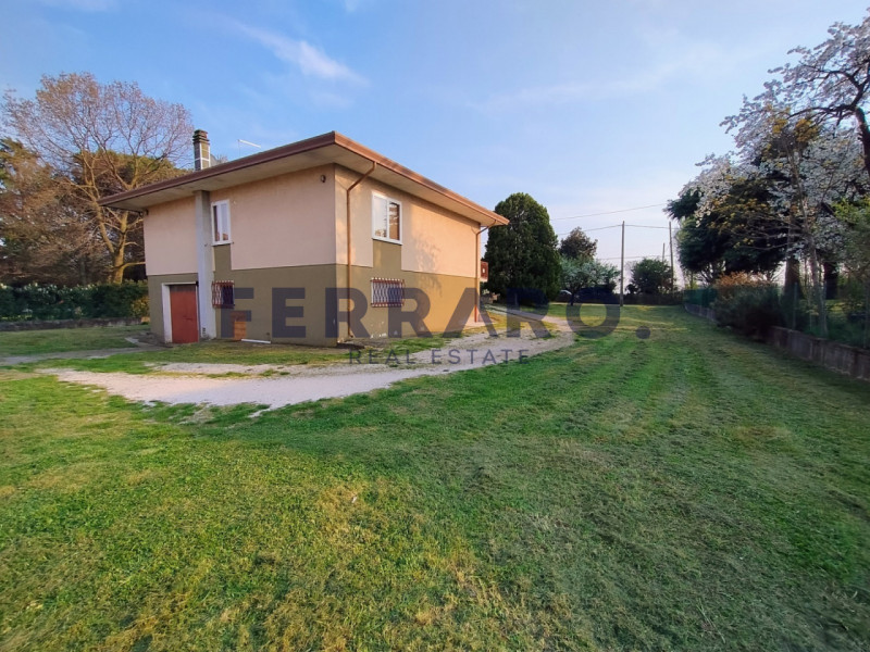 Povegliano. Codice CV20. 

In posizione tranquilla e immersa nel verde, proponiamo in vendita vil...