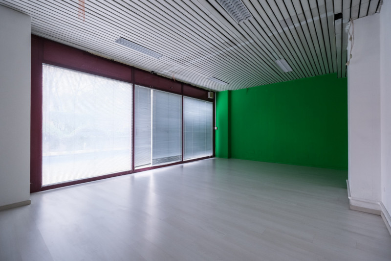 Proponiamo in vendita una serie di uffici situati al piano terra di un grande contesto condominia...