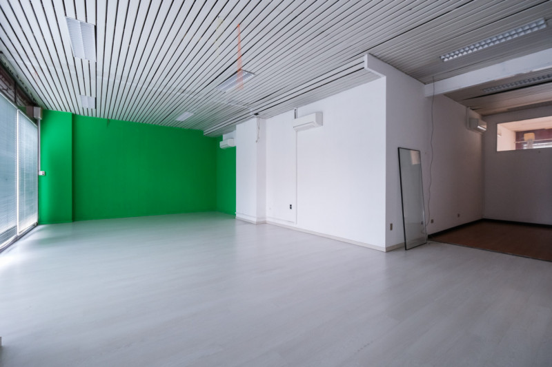 Proponiamo in vendita una serie di uffici situati al piano terra di un grande contesto condominia...