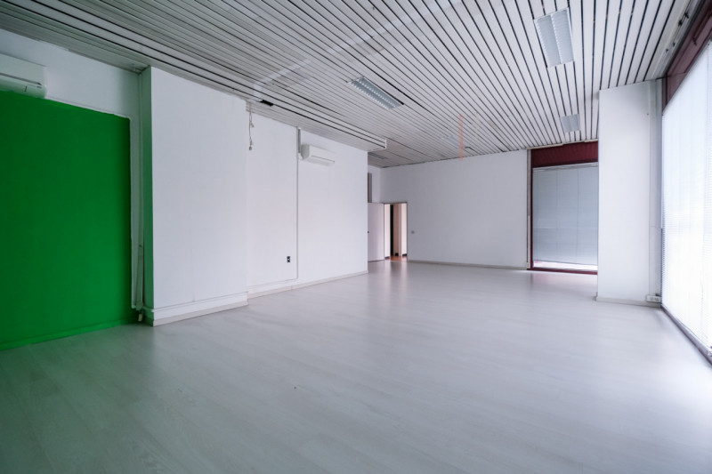 Proponiamo in vendita una serie di uffici situati al piano terra di un grande contesto condominia...