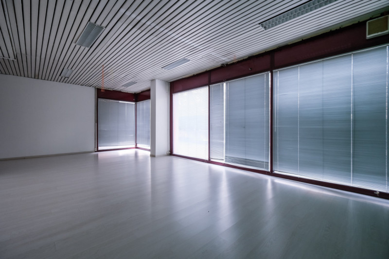 Proponiamo in vendita una serie di uffici situati al piano terra di un grande contesto condominia...