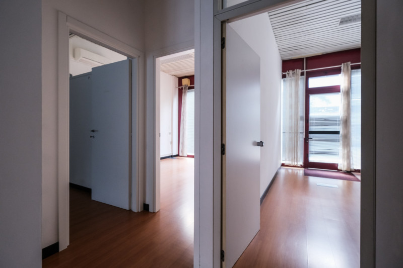 Proponiamo in vendita una serie di uffici situati al piano terra di un grande contesto condominia...