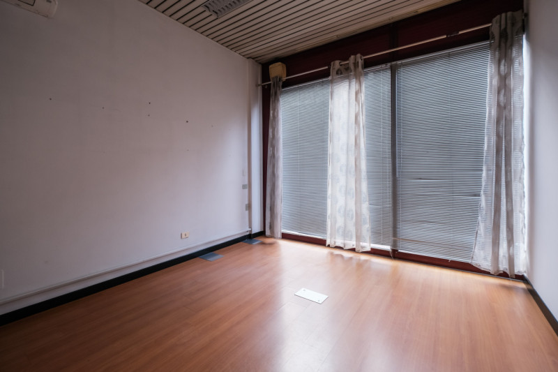 Proponiamo in vendita una serie di uffici situati al piano terra di un grande contesto condominia...