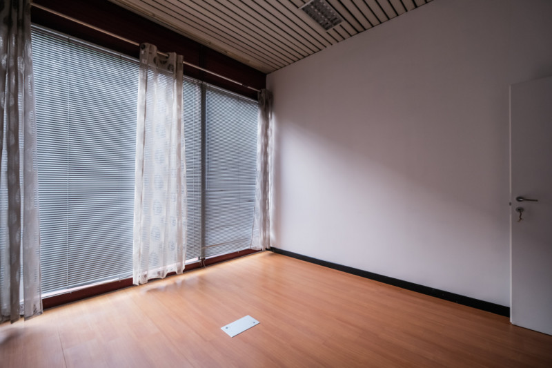 Proponiamo in vendita una serie di uffici situati al piano terra di un grande contesto condominia...