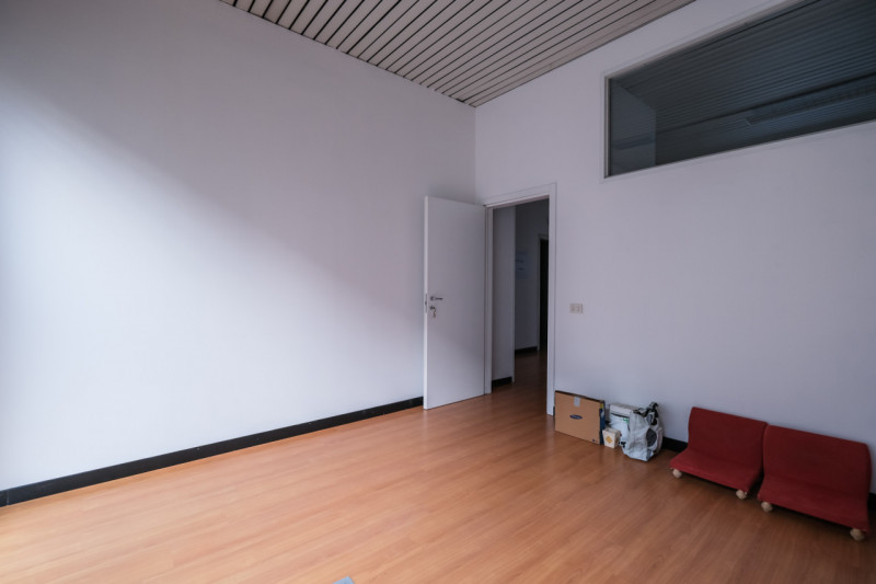 Proponiamo in vendita una serie di uffici situati al piano terra di un grande contesto condominia...