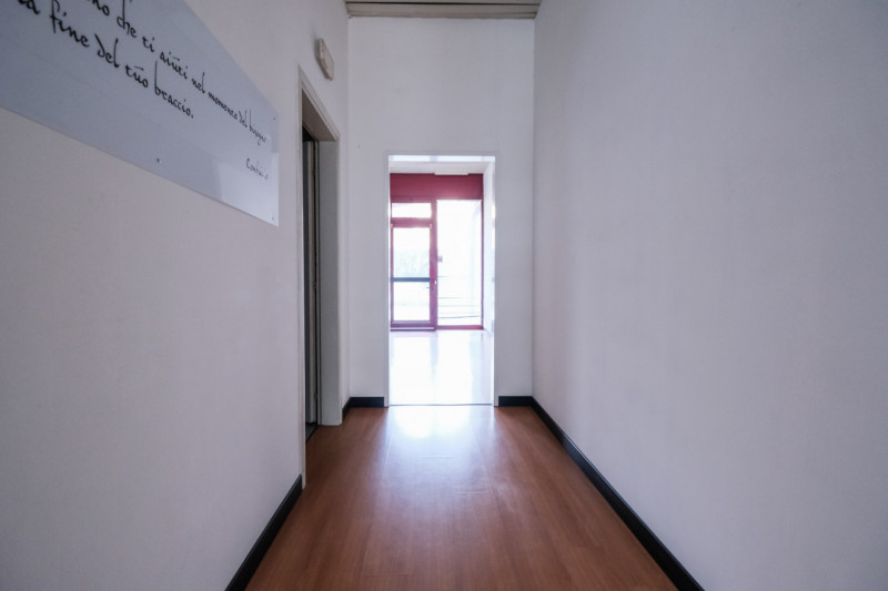 Proponiamo in vendita una serie di uffici situati al piano terra di un grande contesto condominia...