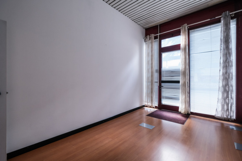 Proponiamo in vendita una serie di uffici situati al piano terra di un grande contesto condominia...