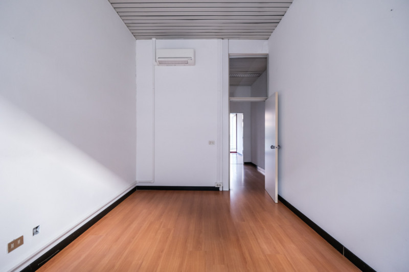 Proponiamo in vendita una serie di uffici situati al piano terra di un grande contesto condominia...