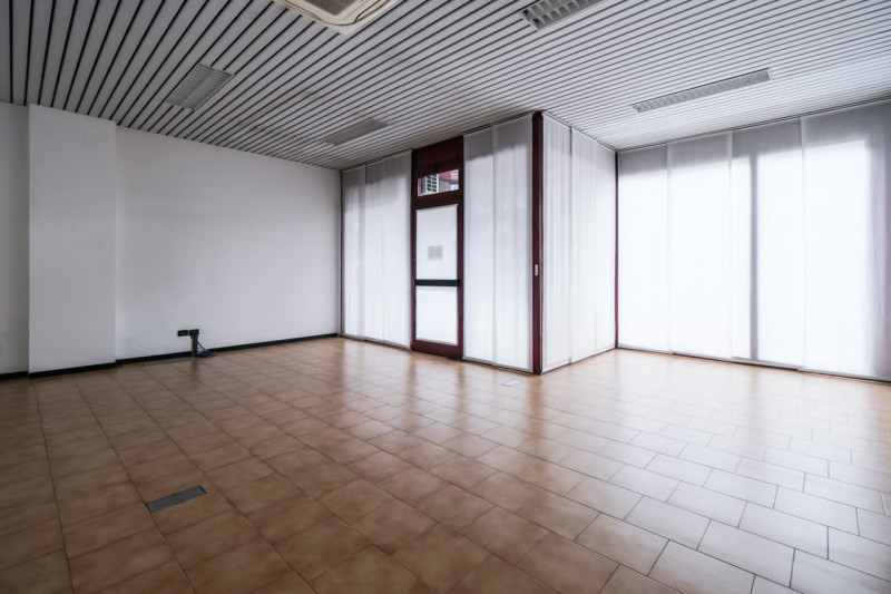 Proponiamo in vendita una serie di uffici situati al piano terra di un grande contesto condominia...