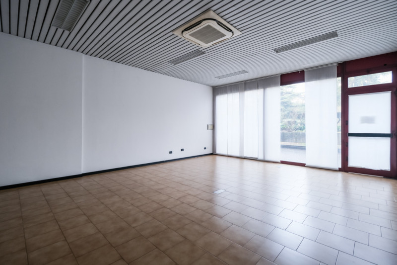 Proponiamo in vendita una serie di uffici situati al piano terra di un grande contesto condominia...