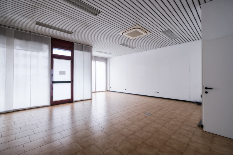 Proponiamo in vendita una serie di uffici situati al piano terra di un grande contesto condominia...