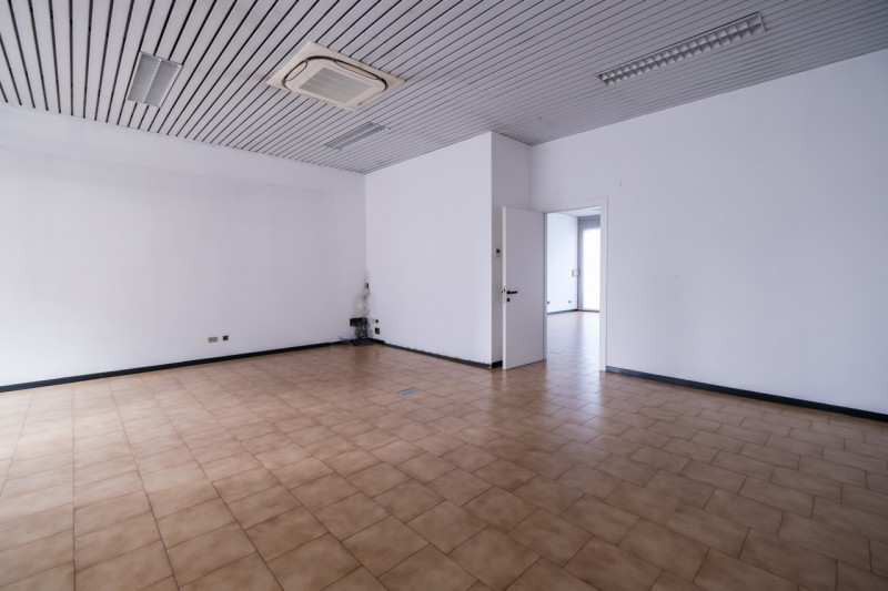 Proponiamo in vendita una serie di uffici situati al piano terra di un grande contesto condominia...