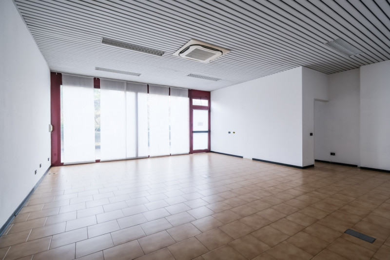 Proponiamo in vendita una serie di uffici situati al piano terra di un grande contesto condominia...