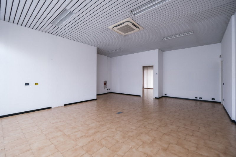 Proponiamo in vendita una serie di uffici situati al piano terra di un grande contesto condominia...