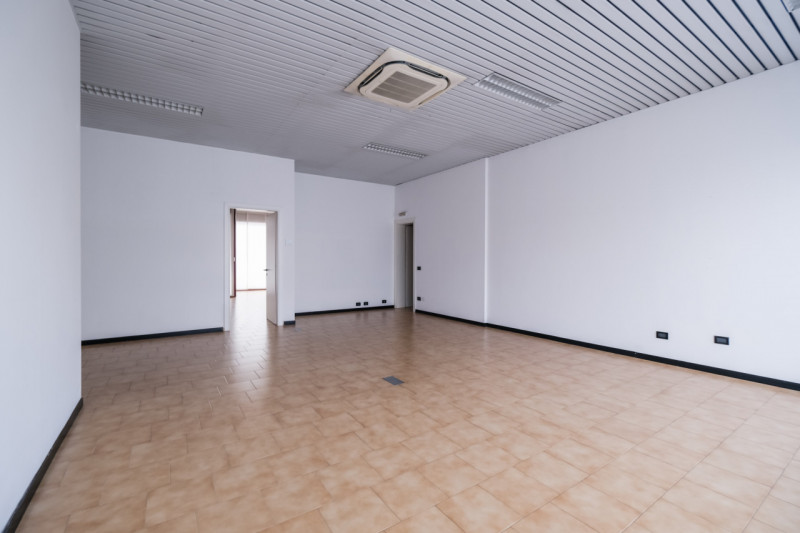 Proponiamo in vendita una serie di uffici situati al piano terra di un grande contesto condominia...