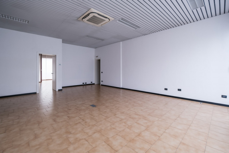 Proponiamo in vendita una serie di uffici situati al piano terra di un grande contesto condominia...