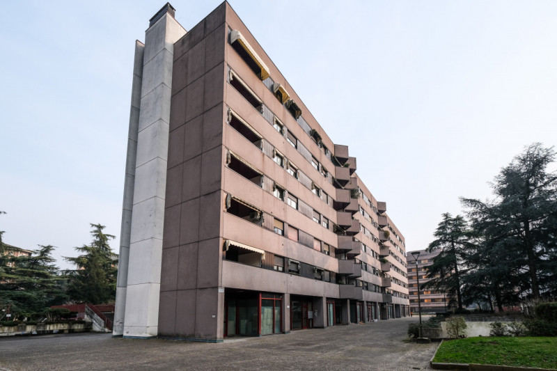 Proponiamo in vendita una serie di uffici situati al piano terra di un grande contesto condominia...