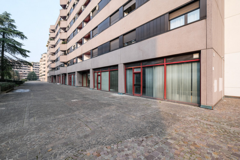 Proponiamo in vendita una serie di uffici situati al piano terra di un grande contesto condominia...