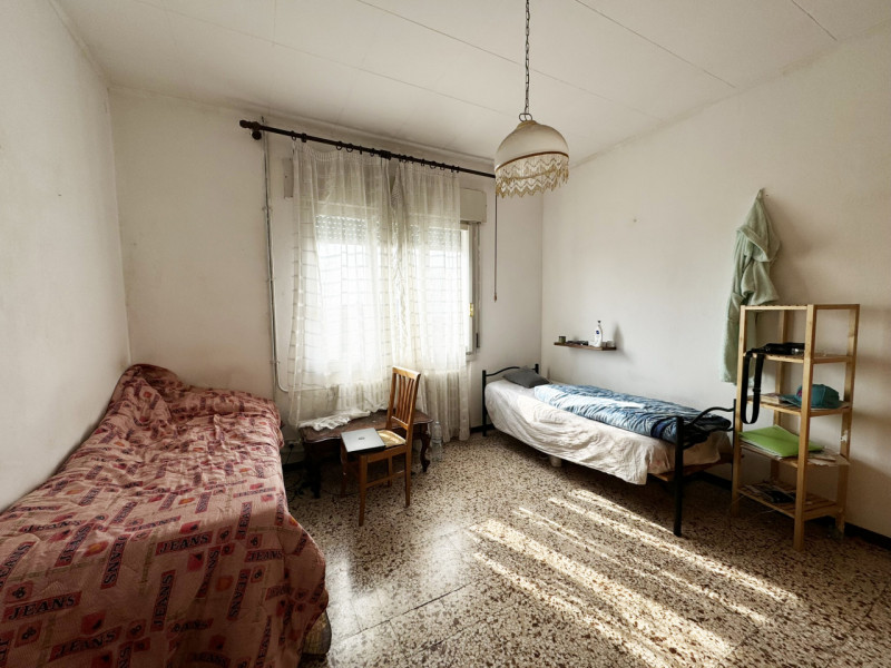 COMPOSIZIONE:
Appartamento, posto al secondo piano, così composto: atrio d'ingresso, salotto con ...