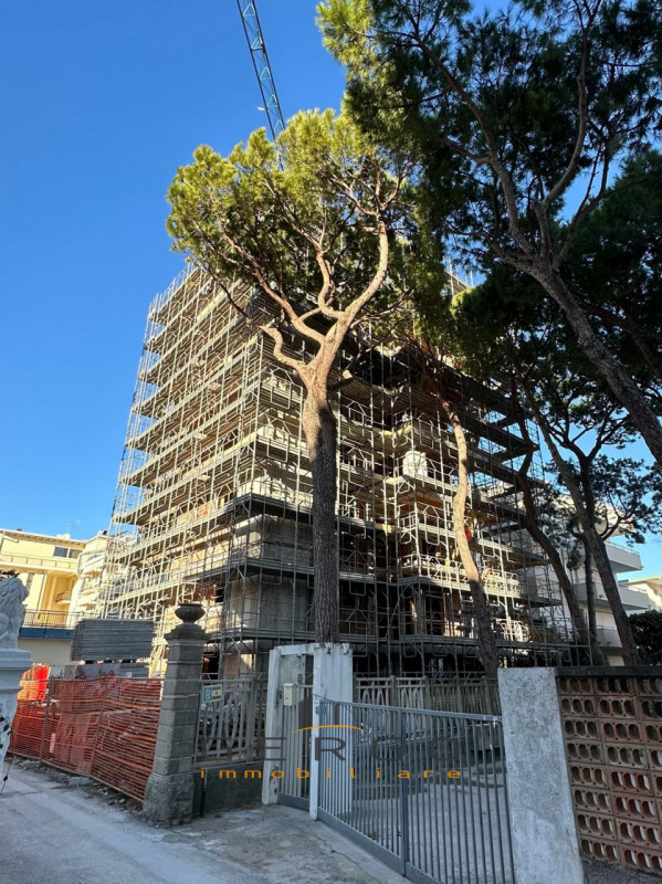 (Per INFO 3316190143) A Lido di Jesolo, accesso al Mare 17, proponiamo in vendita esclusivo appar...
